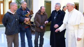 Papa Francisco celebra cumpleaños junto a mendigos [FOTOS]