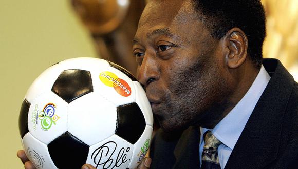 En esta foto de archivo tomada el 8 de diciembre de 2005, la leyenda del fútbol brasileño Pelé besa un balón durante una presentación en Leipzig en la víspera del sorteo final de la Copa Mundial de Fútbol de la FIFA 2006.