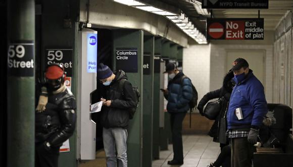 Personas usan mascarillas en la estación de metro Columbus Circle en Nueva York, Estados Unidos. (EFE/Peter Foley).