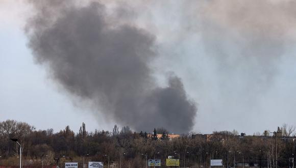 El humo se eleva desde el aeropuerto de Dnipro, el 10 de abril de 2022, en medio de la invasión rusa de Ucrania. (RONALDO SCHEMIDT / AFP).