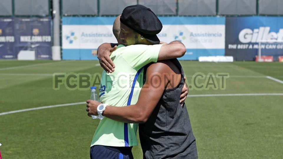 Mascherano no dudó en abrazar a Ronaldinho apenas lo vio. (Foto: web Barcelona)