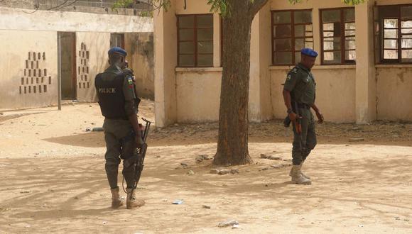 Imagen de archivo de policías haciendo guardia en las instalaciones del Government Girls Technical College, donde 110 niñas fueron secuestradas por islamistas de Boko Haram en la ciudad de Dapchi, en el norte de Nigeria | Foto: AMINU ABUBAKAR / AFP