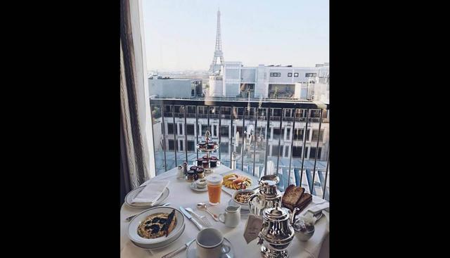 Hotel Plaza Athénée, Paris. Si Anna Wintour se quedó aquí, debe ser por una buena razón. El hotel, con más de 100 años en funcionamiento, tiene una hermosa vista de toda la ciudad y su decoración Art Noveau es sorprendente. Sarah Jessica Parker también ha sido huésped, tanto en sus viajes de placer como durante la filmación del final de Sex and the City. (Foto: Facebook Hotel Plaza Athénée)