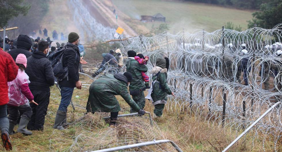Una foto facilitada por la agencia de noticias Belta muestra a migrantes enfrentándose a las autoridades en la frontera entre Bielorrusia y Polonia en la región de Grodno, Bielorrusia. (Foto: EFE)