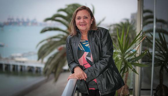 Desde su departamento en La Punta, Carmen McEvoy investiga sobra la historia republicana. (Foto: Hugo Pérez / El Comercio)