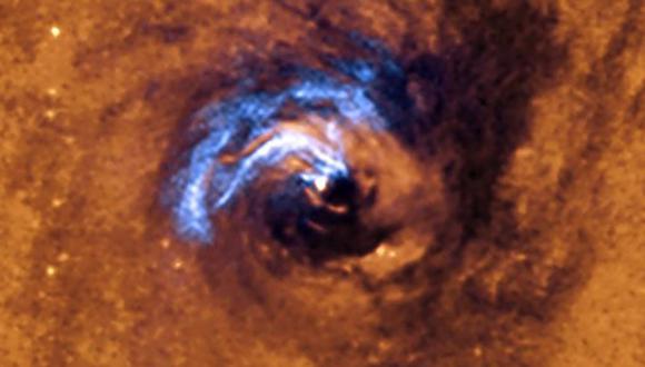 La imagen muestra el proceso de alimentación nuclear de un agujero negro en la galaxia NGC 1566. (ESO)