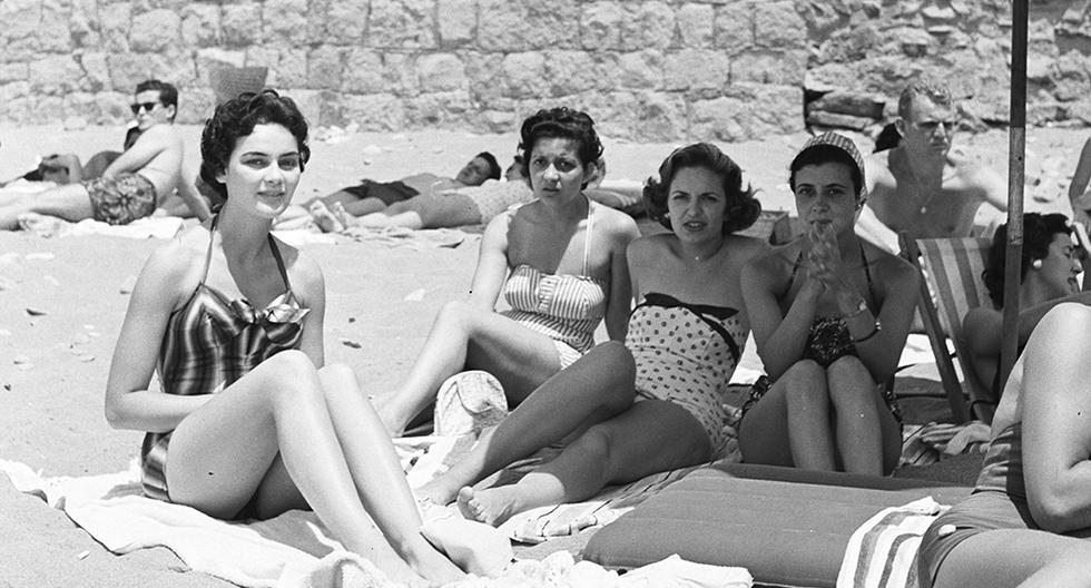 Imagen tomada en la playa Waikiki, en Miraflores, en enero de 1957. (Foto: GEC Archivo Histórico)