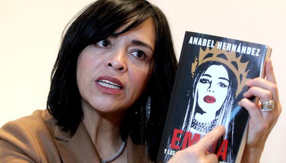 La escritora mexicana Anabel Hernández habla durante una entrevista sobre su libro "Emma y las otras señoras del narco", durante la Feria Internacional del Libro de Guadalajara. (ULISES RUIZ / AFP).