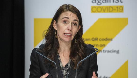 La primera ministra de Nueva Zelanda, Jacinda Ardern, habla ante el parlamento sobre la campaña contra el coronavirus COVID-19, Wellington, 
el 18 de agosto de 2021. (Mark Mitchell/New Zealand Herald via AP).