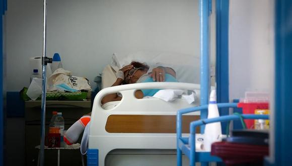 Una paciente descansa en el área de Cuidados Intermedios del Hospital Público de Rivera, Uruguay, el 30 de marzo de 2021, en medio de la pandemia de coronavirus. (Foto: EFE/ Raúl Martínez).