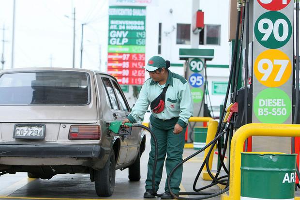 “El precio al que Petroperú vende a las estaciones afiliadas se va a mantener para los transportistas que compren en dichas estaciones”, dijo el titular del Minem. (Foto: GEC)