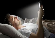 Esto le ocurre a tu cerebro cuando revisas tu celular antes de dormir