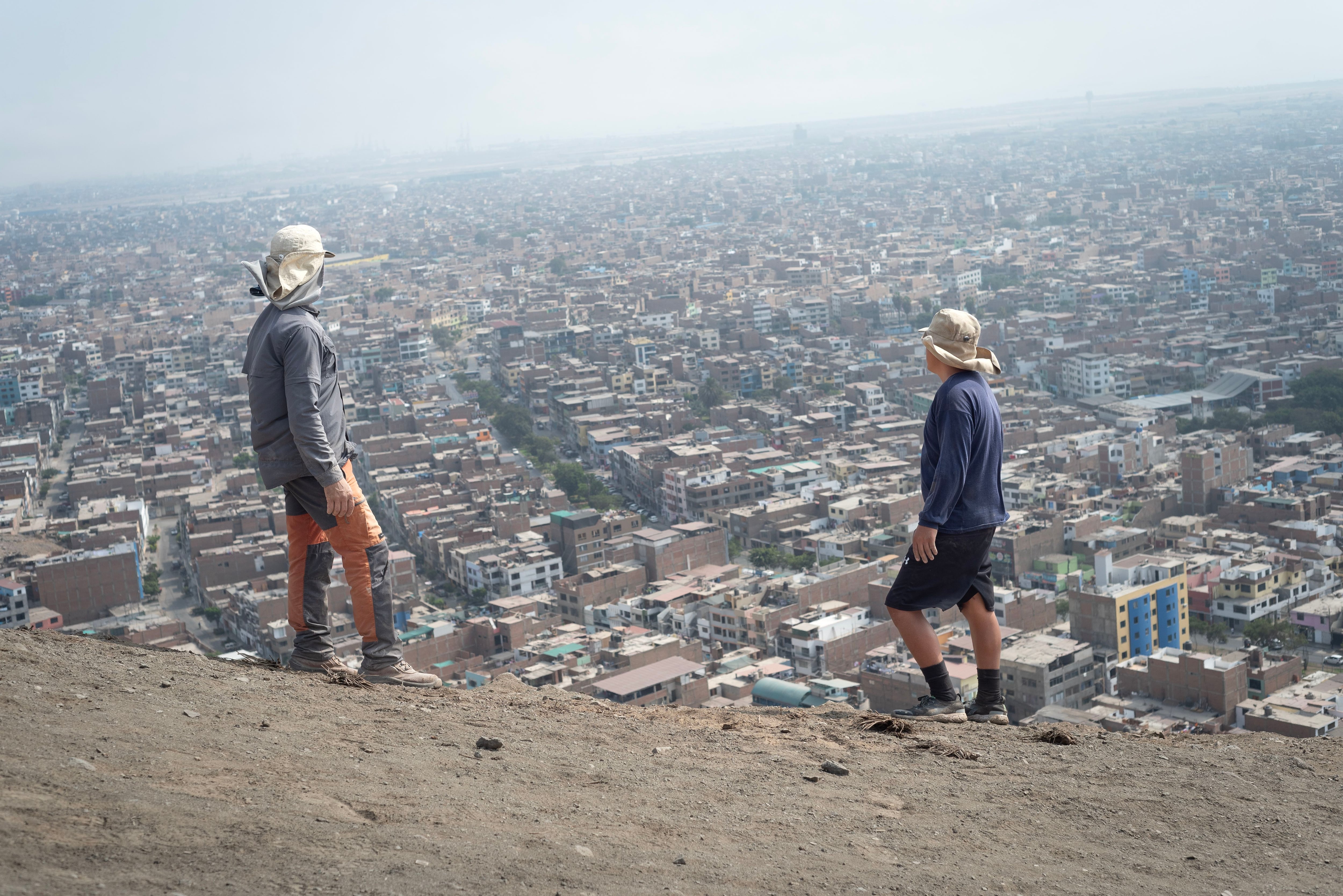 Emiliano y Ricardo contemplando desde el Cerro La Milla parte de la ciudad de Lima.