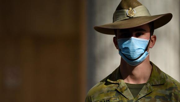 Un miembro de las Fuerzas de Defensa de Australia (ADF) monta guardia durante una conferencia de prensa en la estación de policía de Surry Hills en Sídney, Australia, el 2 de agosto de 2021. (EFE / EPA / JOEL CARRETT AUSTRALIA Y NUEVA ZELANDA).