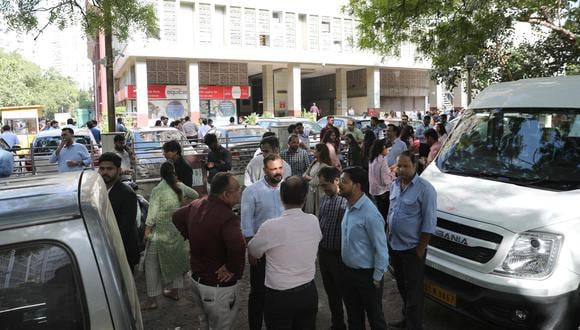 La gente se encuentra fuera de sus oficinas después de que se sintieran temblores en Nueva Delhi, India, el 3 de octubre de 2023. EFE/EPA/RAJAT GUPTA