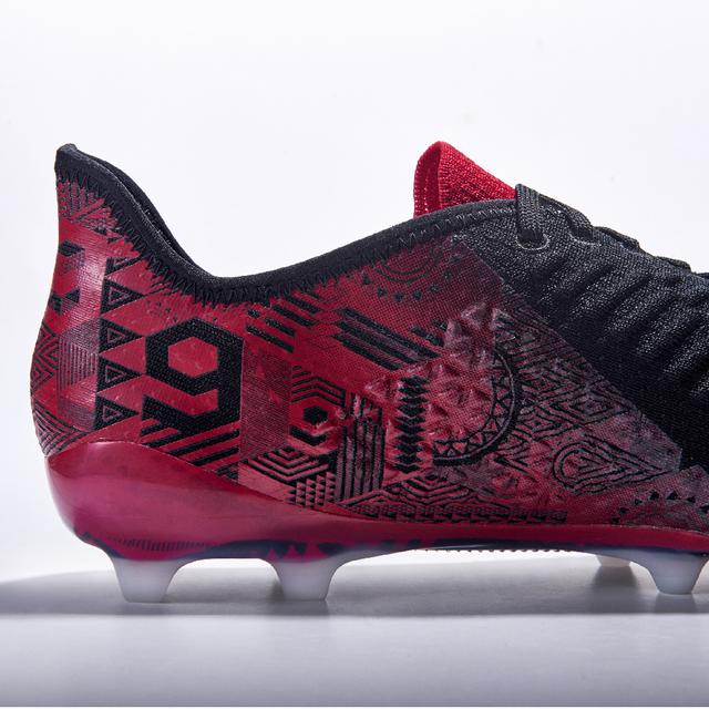 Los nuevos chimpunes que usará Paolo Guerrero. (Foto: Umbro)