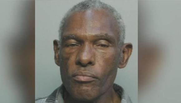 Robert Lee Ribbs fue captado por la cámara de un vagón del Metromover de Miami mientras golpeaba y pateaba repetidamente a Eduardo Fernández, de 74 años, sin motivo aparente. (Foto: Miami Dade Police).