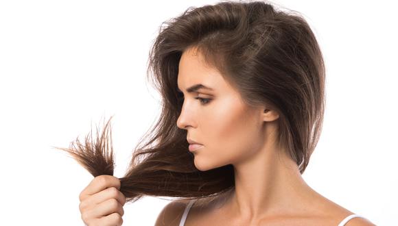 La falta de hidratación y el exceso de calor son dos factores que actúan como agresores del cabello. Descubre las soluciones a las puntas abiertas. (Foto: Shutterstock)