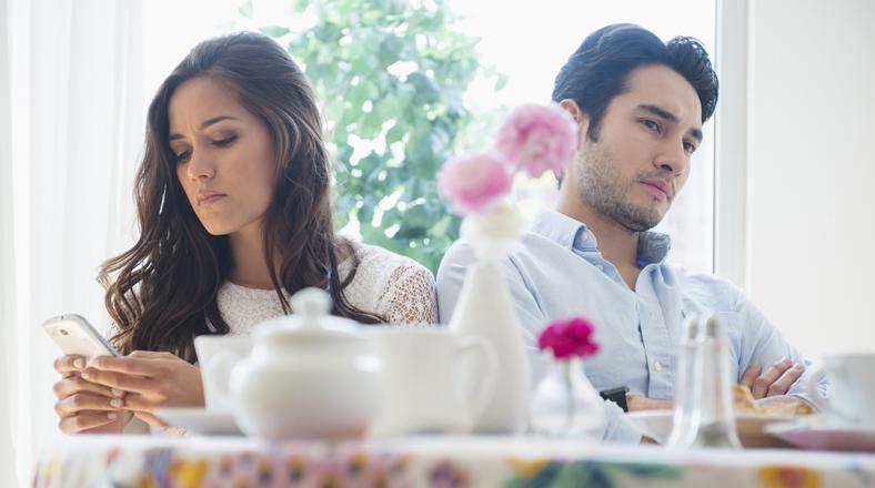 ¿Distantes? Tu celular puede estar arruinando tu relación - 1