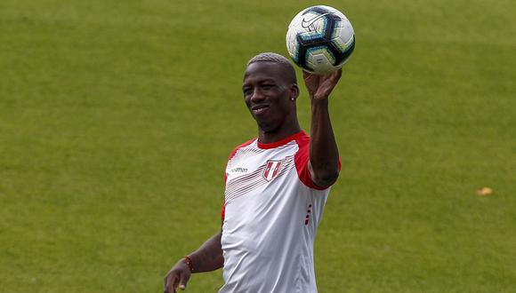 Luis Advíncula, capitán del Perú vs. Paraguay. (Foto: AFP)