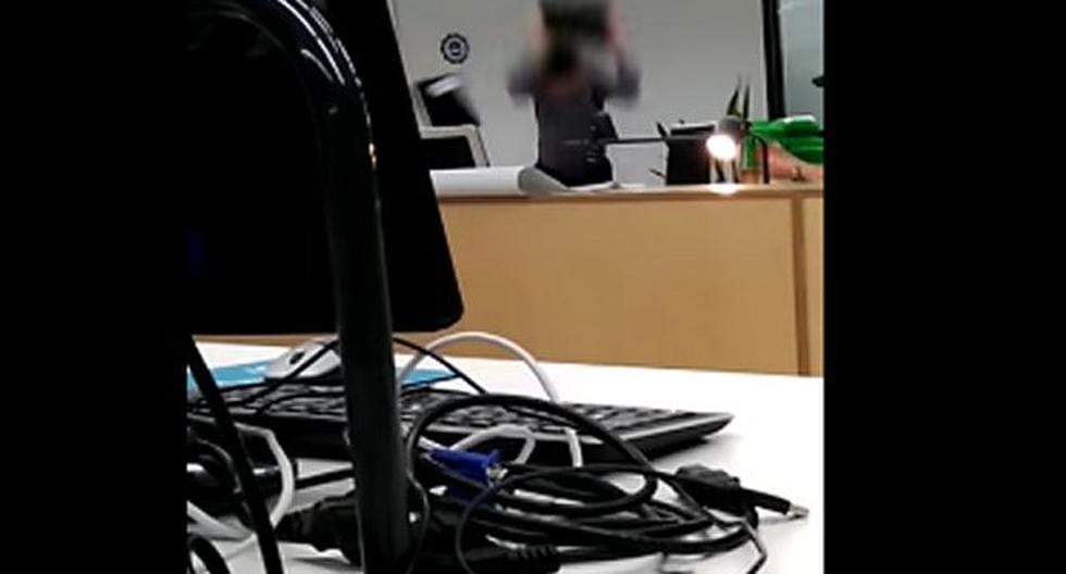 Un profesor destroza un ordenador a golpes tras la réplica insolente de un estudiante. (Foto: YouTube)
