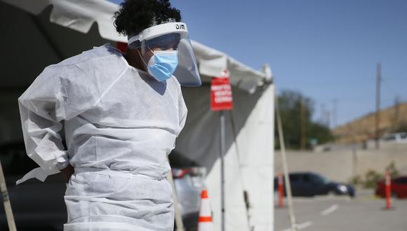 Una trabajadora médica está en un sitio móvil de pruebas de coronavirus en UTEP, en El Paso, Texas. (Briana Sanchez//The El Paso Times via AP)