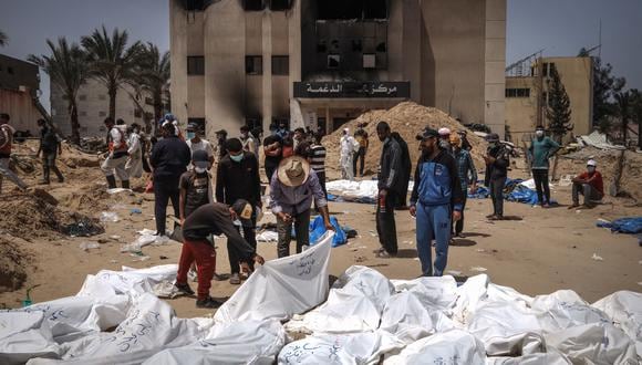 Personas y trabajadores de la salud desentierran cadáveres encontrados en el Hospital Nasser en Khan Yunis, en el sur de la Franja de Gaza, el 23 de abril de 2024. (Foto de AFP).