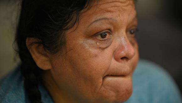 La ciudadana peruana Zoila Lecarnaque Saavedra, recientemente liberada después de cumplir una condena por tráfico de drogas y ahora a la espera de ser deportada, derramando una lágrima mientras habla con AFP en un albergue abarrotado en Hong Kong.