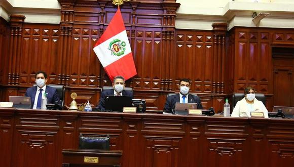 Manuel Merino encabezó una conferencia de prensa para negar responsabilidad en el pago de bonos. (Foto: Congreso)