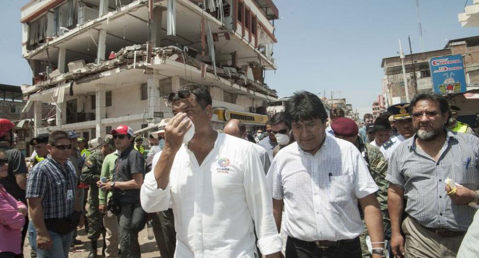 Rafael Correa inspeccionando los daños en Manta junto a Evo Morales (Foto: EFE)