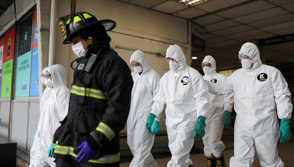 Bomberos desinfectan un terminal de autobuses como medida de precaución, durante la cuarentena por coronavirus en Santiago, Chile, el 27 de marzo de 2020. Foto: REUTERS / Pablo Sanhueza