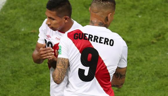 Paolo Guerrero tomó el en lugar de Edison Flores en el minuto 62 del partido entre la selección peruana y Dinamarca en el Mordovia Arena de Saranks. (Foto: Reuters)