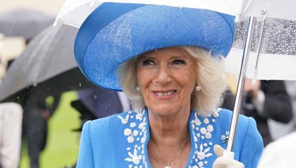 La británica Camilla, duquesa de Cornualles, reacciona mientras asiste a una Royal Garden Party en el Palacio de Buckingham en Londres, el 11 de mayo de 2022. (Foto de Jonathan Brady / POOL / AFP)