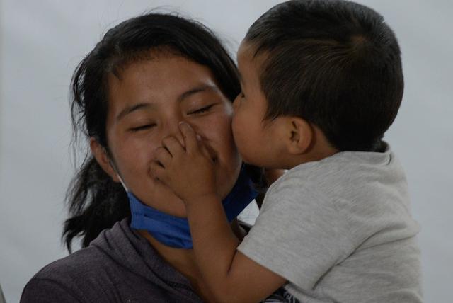 El niño Dylan besa a su madre Juanita Pérez durante su reencuentro en la ciudad de Tuxtla Gutiérrez, estado de Chiapas (México). (EFE/Carlos López).