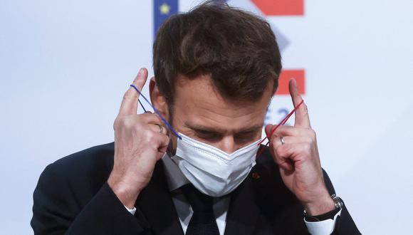 El presidente francés, Emmanuel Macron, se quita la mascarilla antes de pronunciar un discurso en vísperas de una reunión informal de ministros de Justicia e Interior de la Unión Europea en Tourcoing, norte de Francia, el 2 de febrero de 2022. (Foto de archivo: Yoan VALAT/ AFP)