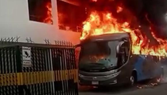 Los ciudadanos arrojaron arena y agua al vehículo, sin embargo, no pudieron aplacar el fuego hasta la llegada de los Bomberos. (Foto: América Noticias)