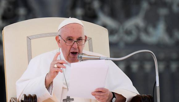 El papa Francisco habla durante una audiencia con miembros del movimiento Comunión y Liberación (CL), el 15 de octubre de 2022 en la plaza de San Pedro en el Vaticano. (Filippo MONTEFORTE / AFP).