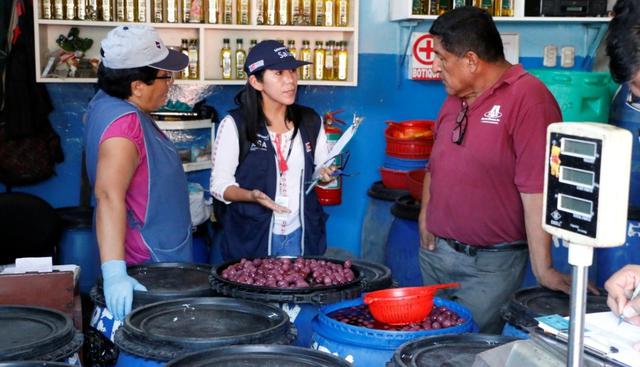 Se evidenció la presencia de moscas y utensilios en mal estado en las instalaciones de los locales clausurados, según Digesa. (Foto: Difusión)