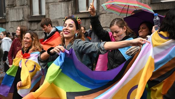 Activista LGBT sostiene una bandera del arcoíris durante una marcha del Orgullo Gay en Belgrado, el 17 de septiembre de 2022. (Foto: ANDREJ ISAKOVIC / AFP)