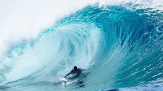 Surf: Lucca Mesinas destaca en el Tour Mundial y ya está en cuartos de final de Pipeline