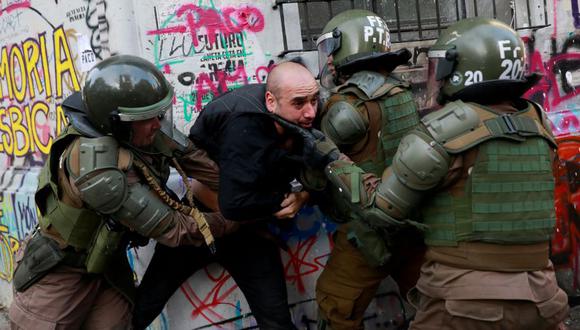 Oficiales de policía detienen a un manifestante durante una protesta contra el gobierno de Chile en Santiago, Chile, 30 de octubre del 2019. (Foto: REUTERS / Henry Romero).