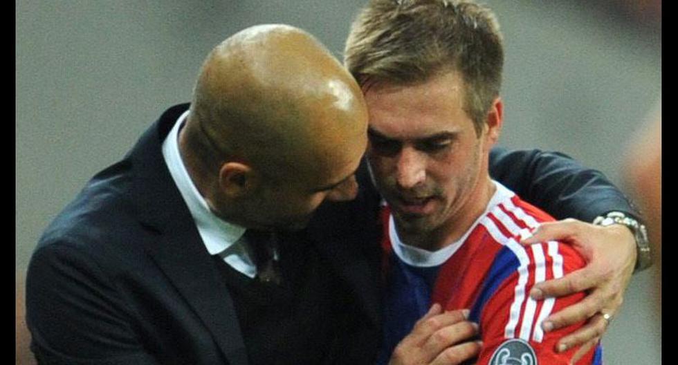 Phillip Lahm es consolado por Pep Guardiola al final del partido con Barcelona. (Foto: EFE)
