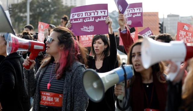 Miles de mujeres en Israel participan en una huelga contra la violencia machista, que incluirá una manifestación multitudinaria en Tel Aviv y otras ciudades y que ha sido apoyada por la administración pública. (Foto: EFE)