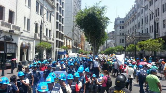 Unos 2.000 marcharon por el Cercado de Lima - 2
