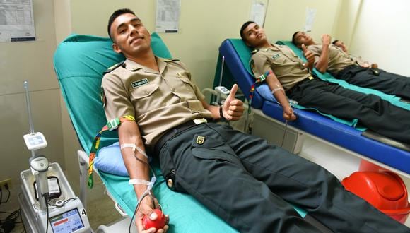 Policías donan sangre para bomberos quemados