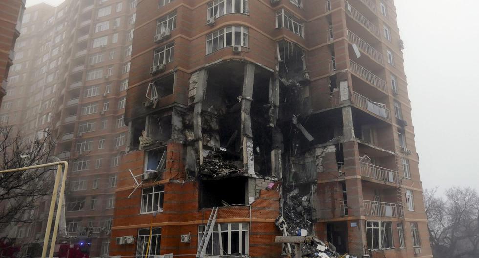 Vista de un edificio residencial dañado tras un bombardeo de Rusia en Odesa, suroeste de Ucrania, el 29 de diciembre de 2023. (EFE/EPA/IGOR TKACHENKO).