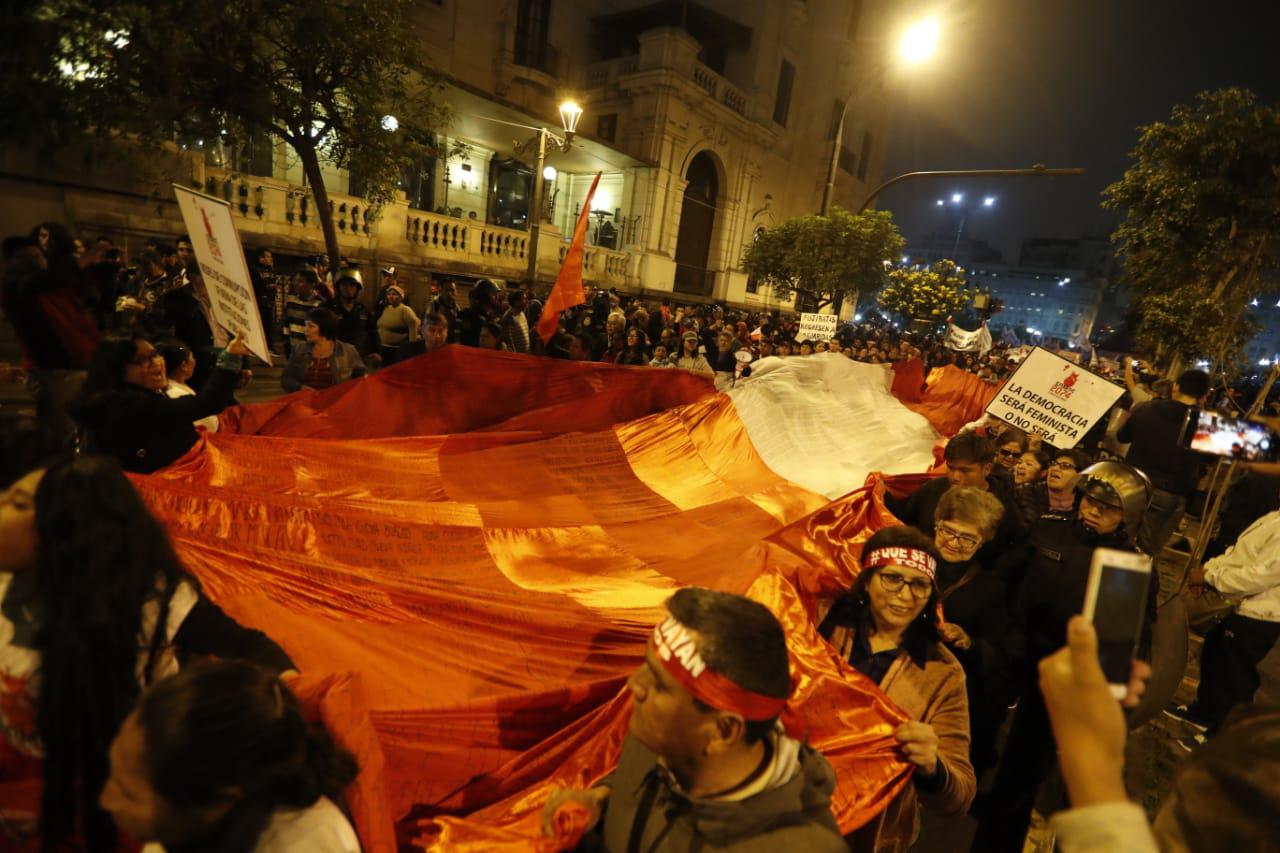 Manifestantes recorren las calles del Cercado de Lima, durante la marcha de respaldo a la disolución del Congreso de la República. (Fotos: Hugo Pérez)