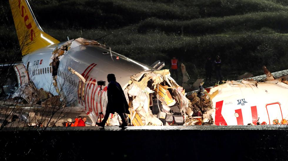 Un avión de la compañía Pegasus Airlines se salió de la pista al aterrizar en el aeropuerto Sabiha Gokcen de la ciudad de Estambul, Turquía, y se partió en tres. (REUTERS/Murad Sezer).