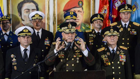 Vladimir Padrino (al centro), ministro de Defensa de Venezuela. (Foto Luis ROBAYO / AFP).