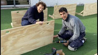 Manos a la obra: Forlán se luce como carpintero, pensando en el regreso a los entrenamientos de Peñarol | FOTOS